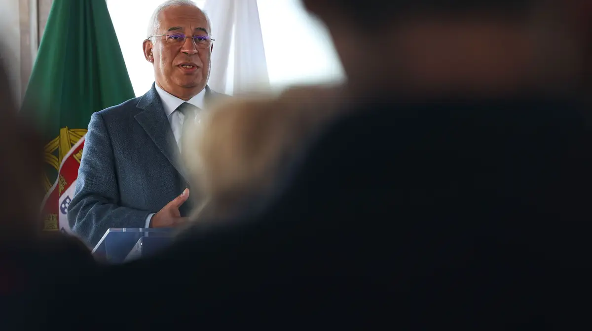 O primeiro-ministro, António Costa, intervém na cerimónia do lançamento da primeira pedra do novo empreendimento de habitação do Alto da Montanha em Carnaxide, em Oeiras.