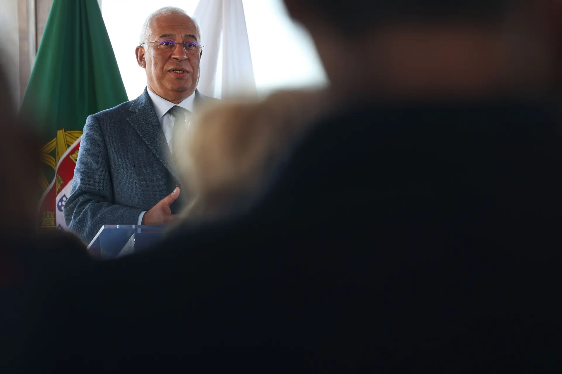 O primeiro-ministro, António Costa, intervém na cerimónia do lançamento da primeira pedra do novo empreendimento de habitação do Alto da Montanha em Carnaxide, em Oeiras.