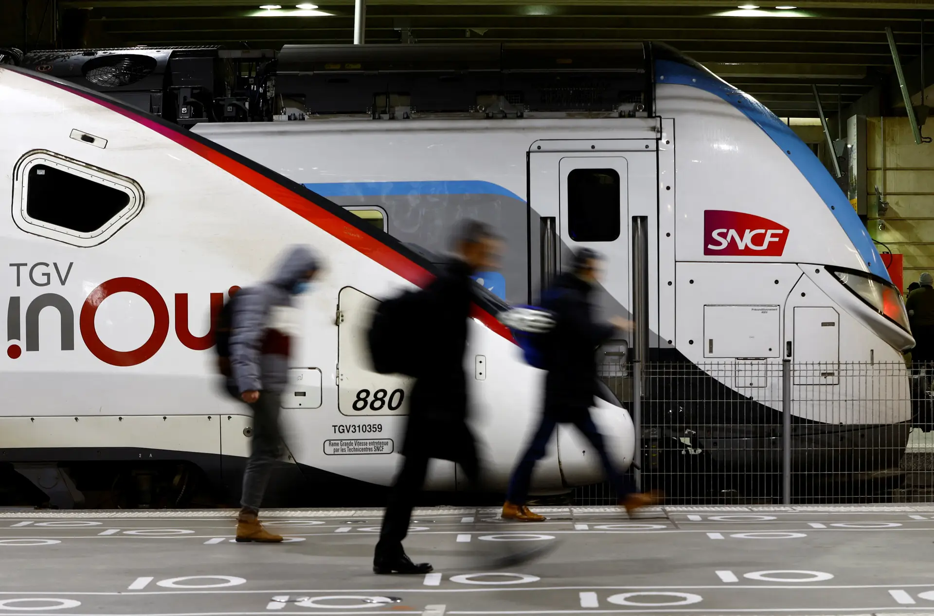 Incêndio interrompe circulação de comboios em estação de Paris