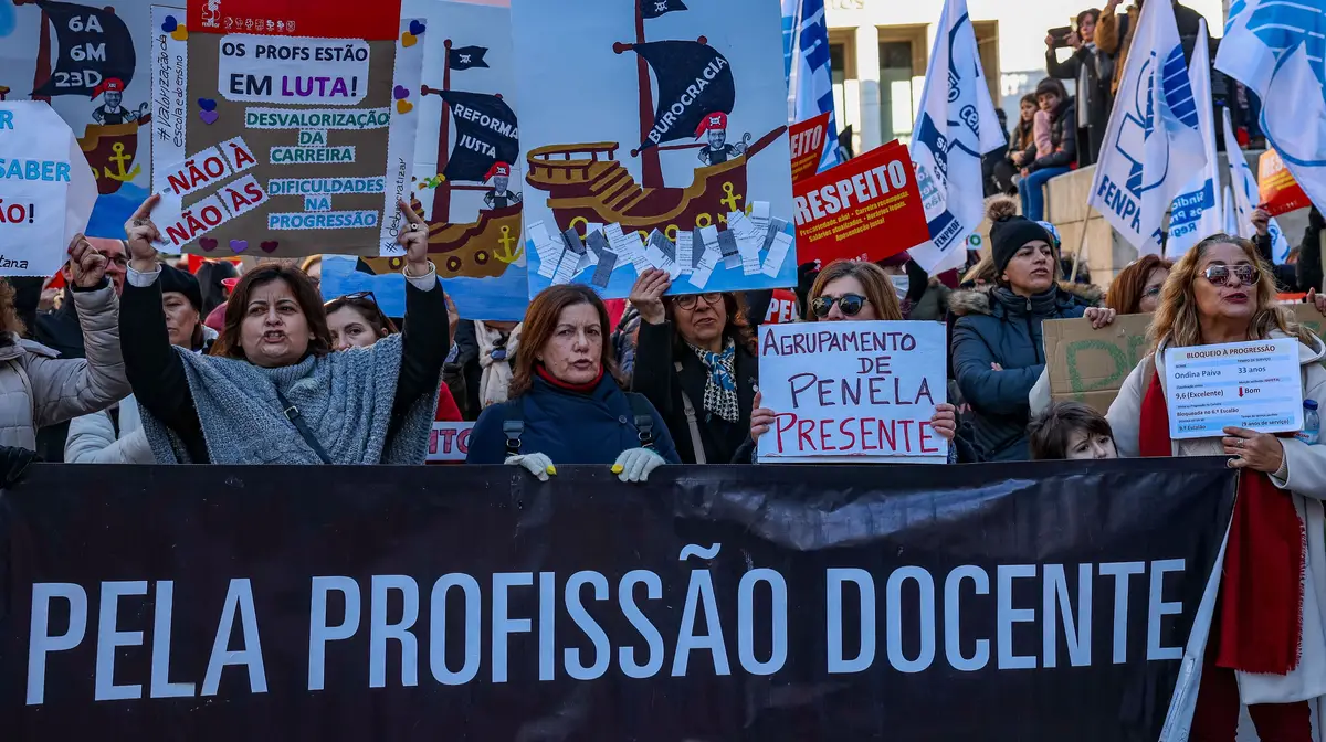 Professores durante a manifestação de professores em dia de greve com distribuição de informação à população sobre as razões da luta dos professores.