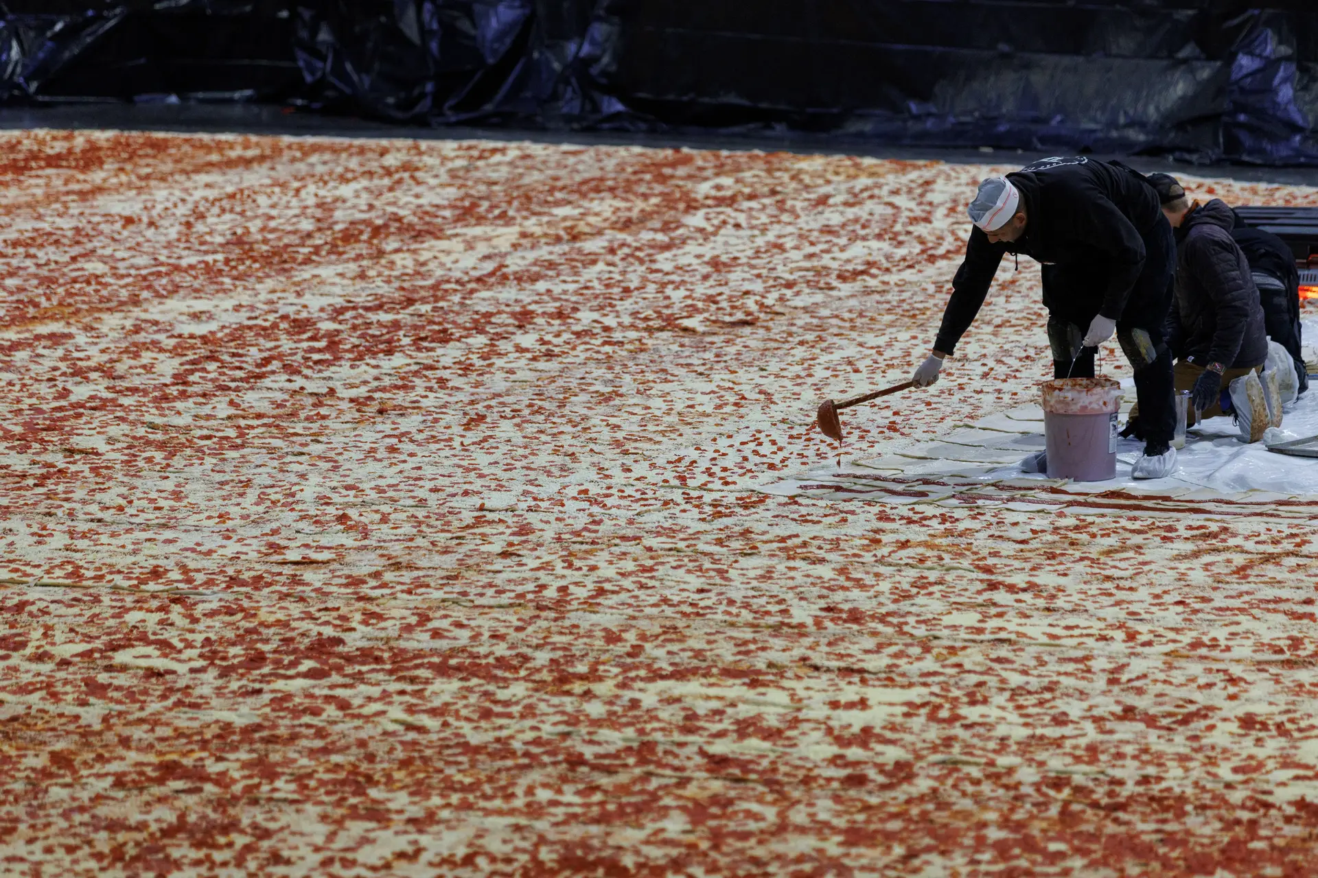 Insólita parceria conquista novo recorde da maior pizza do mundo