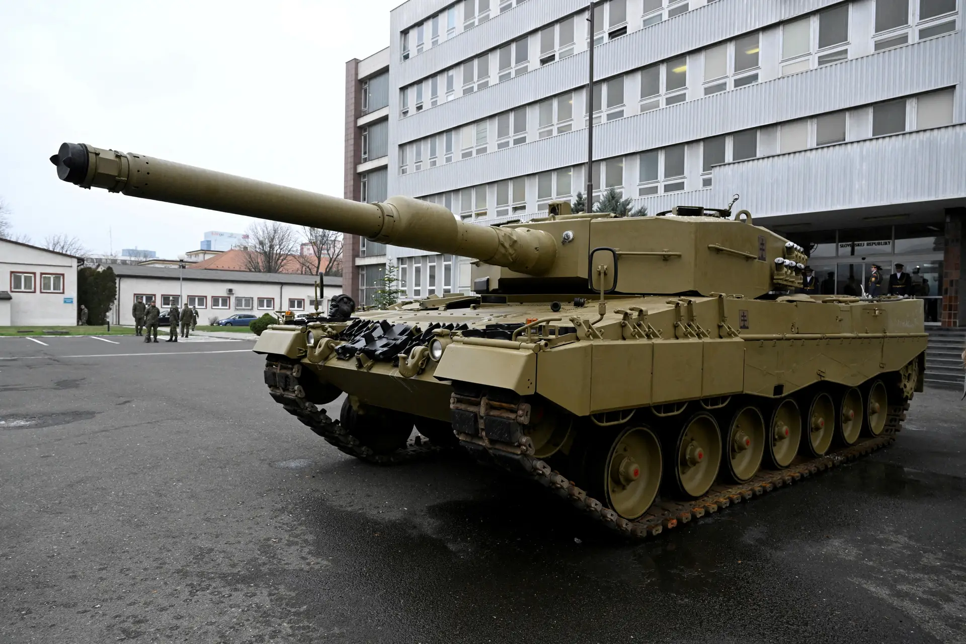 Moscovo critica envio de blindados alemães e norte-americanos para Kiev