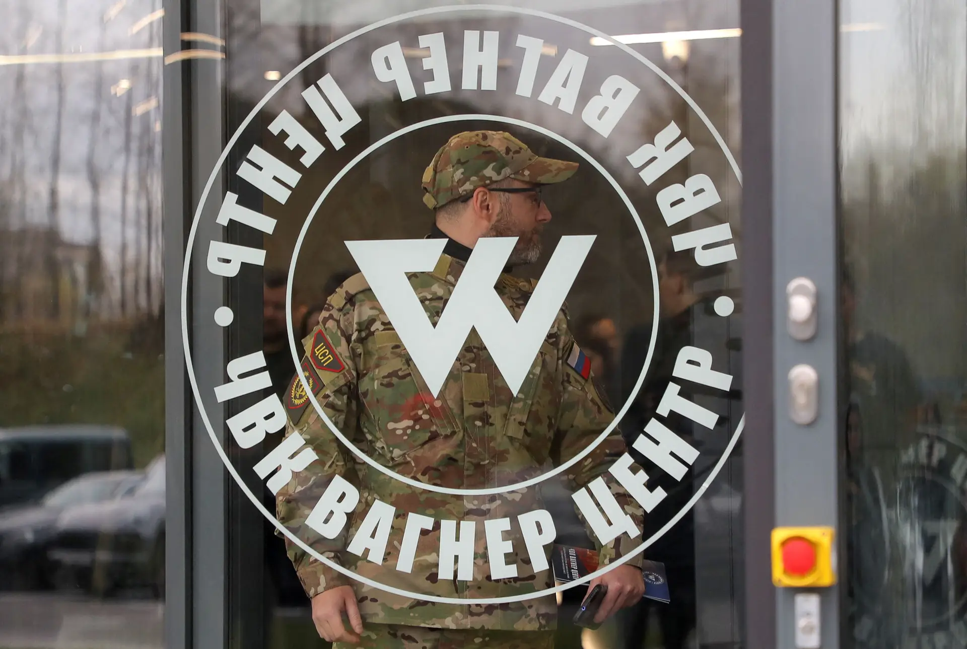 Soldado à saída da sede do grupo Wagner, na Rússia.