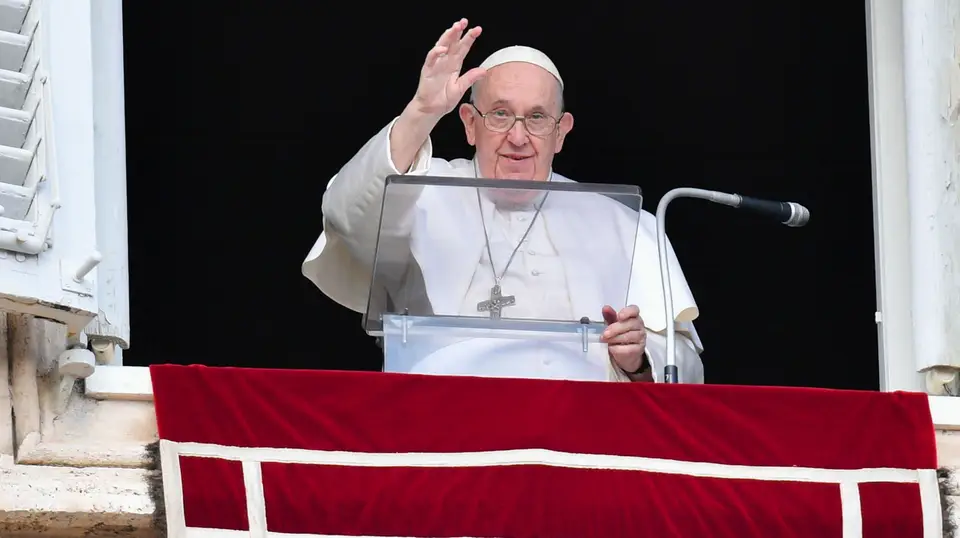 Papa Francisco acena da varanda do seu quarto, no Palácio Apostólico, localizado no Vaticano.