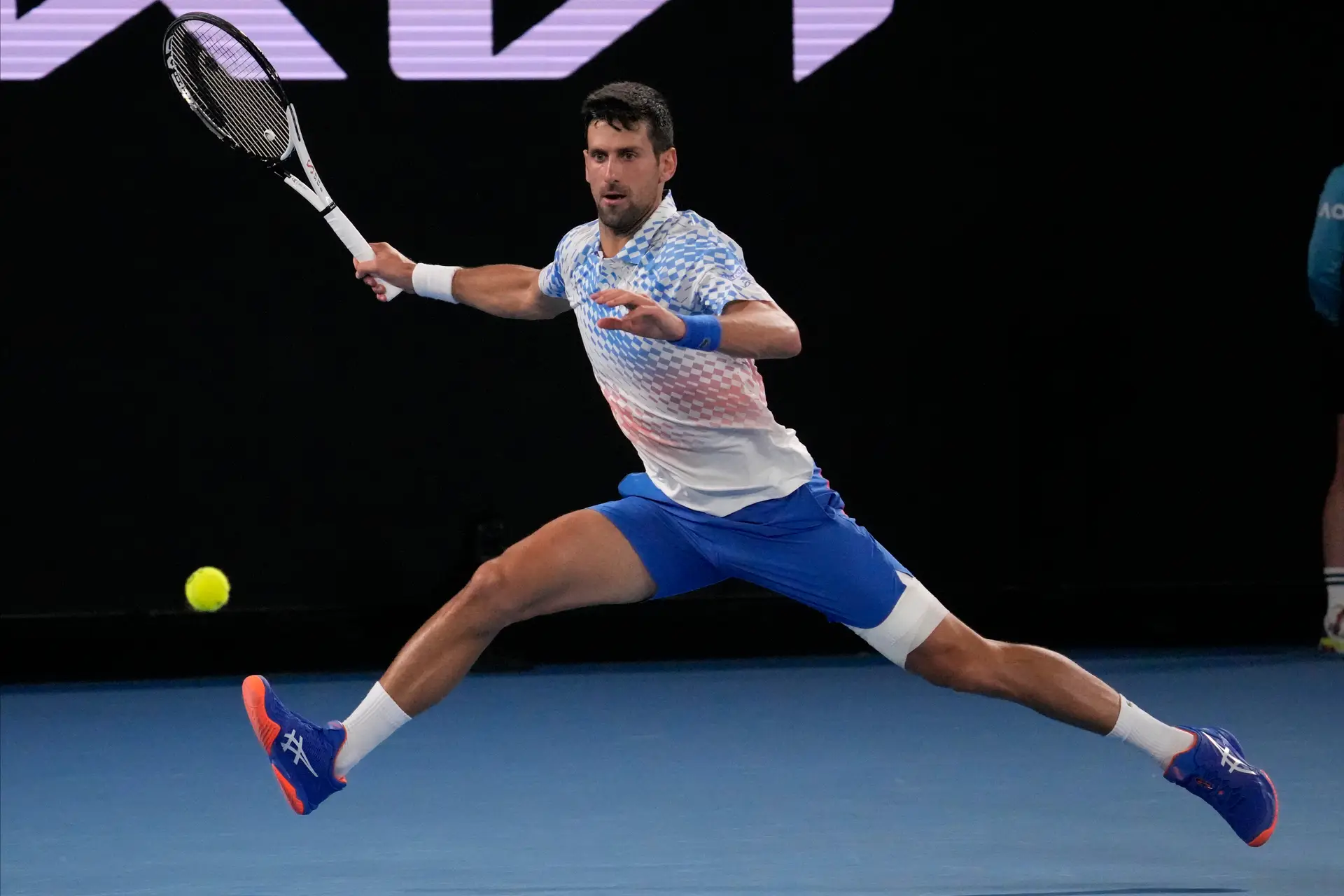 Novak Djokovic prosseguiu a sua caminhada invencível no Open da Austrália ao vencer o russo Andrey Rublev.