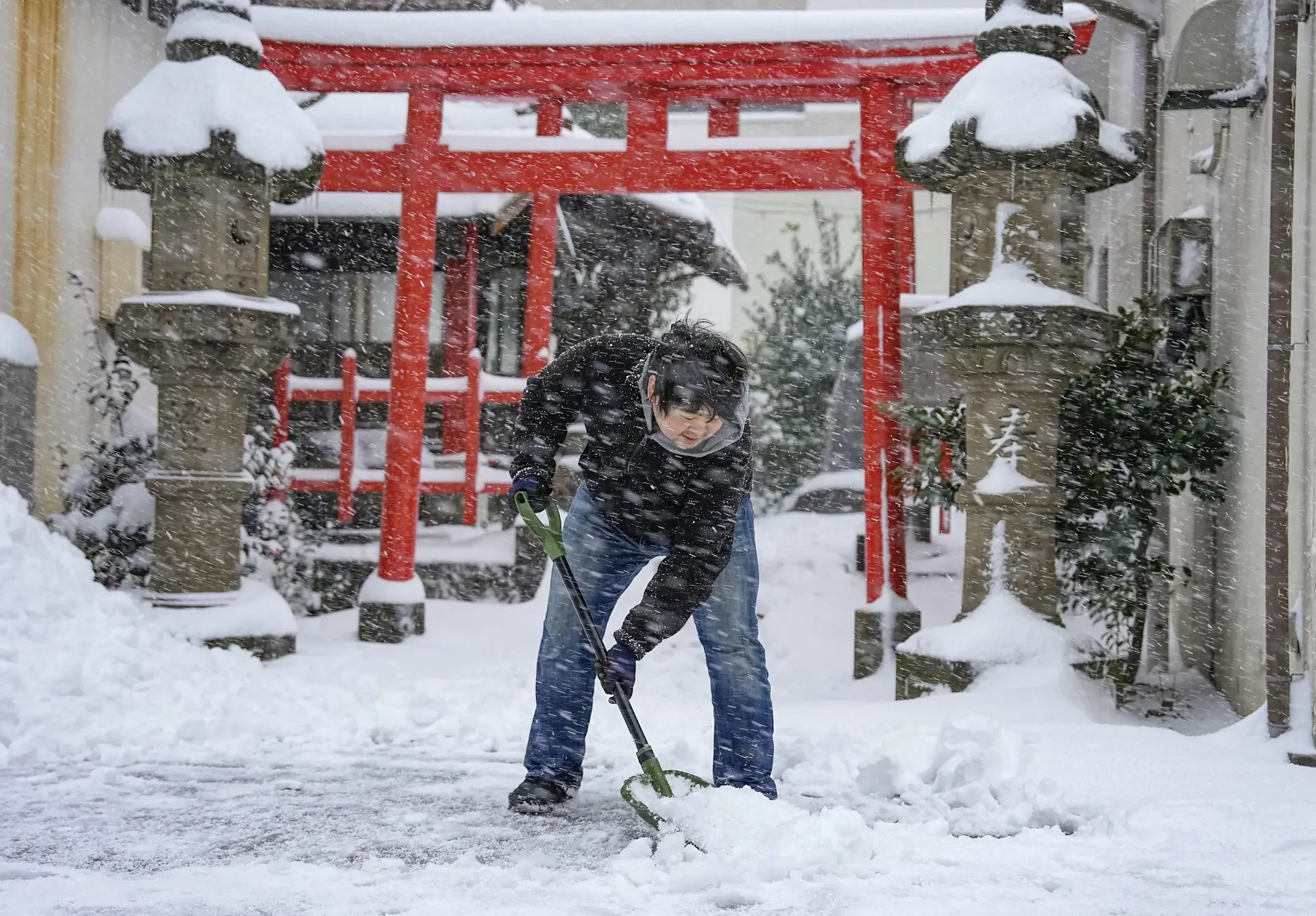 Vaga de frio na Europa: cidades cobertas de neve - SIC Notícias