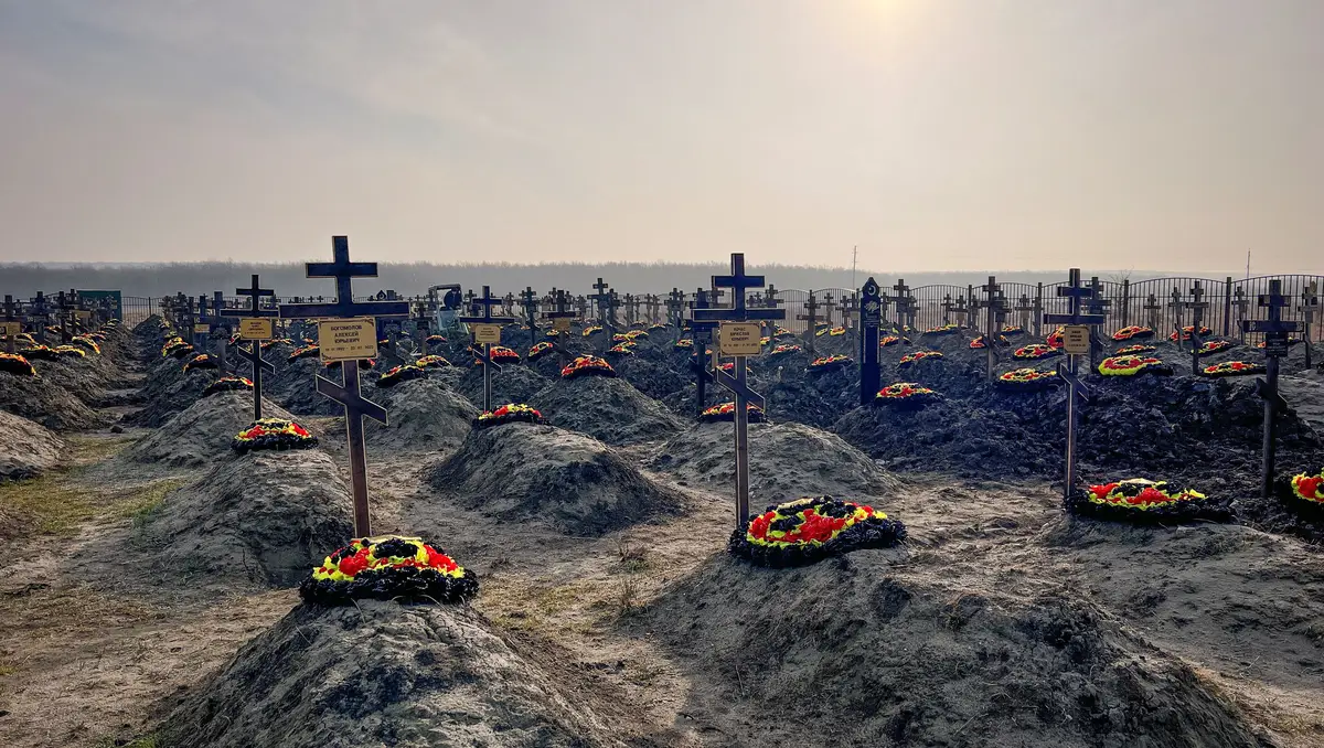 Campas de combatentes do grupo mercenário russo Wagner num cemitério perto da vila de Bakinskaya, na região de Krasnodar, Rússia, 22 de janeiro de 2023