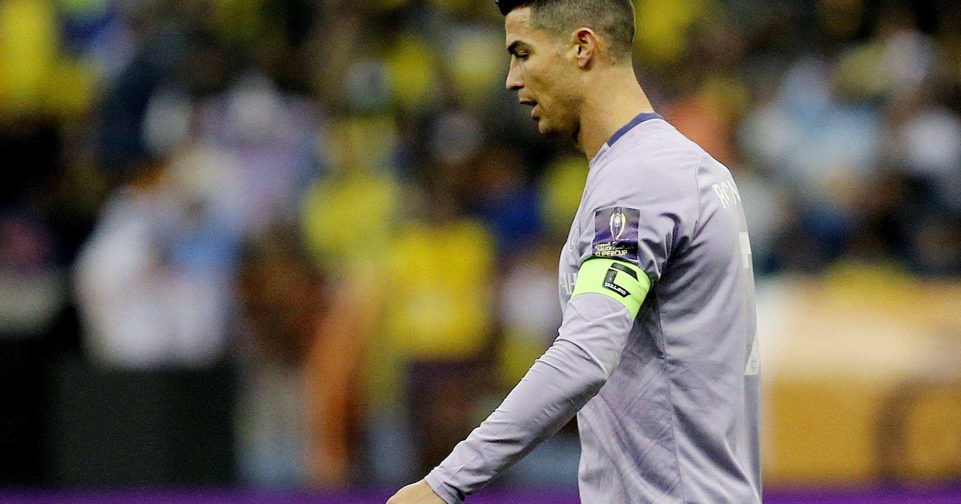 Al-Nassr loses, the fans shout at Messi, and Ronaldo responds with an obscene gesture