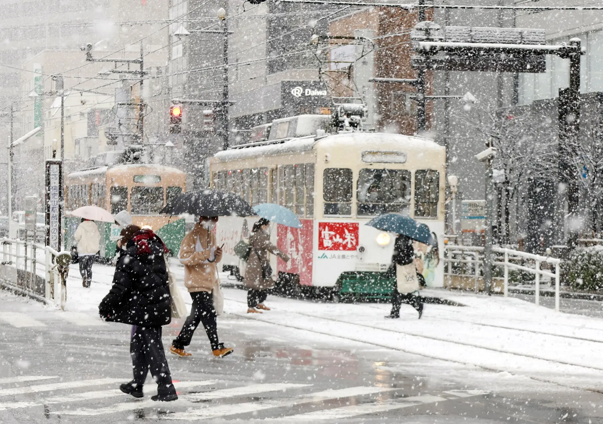 Vaga de frio na Europa: cidades cobertas de neve - SIC Notícias