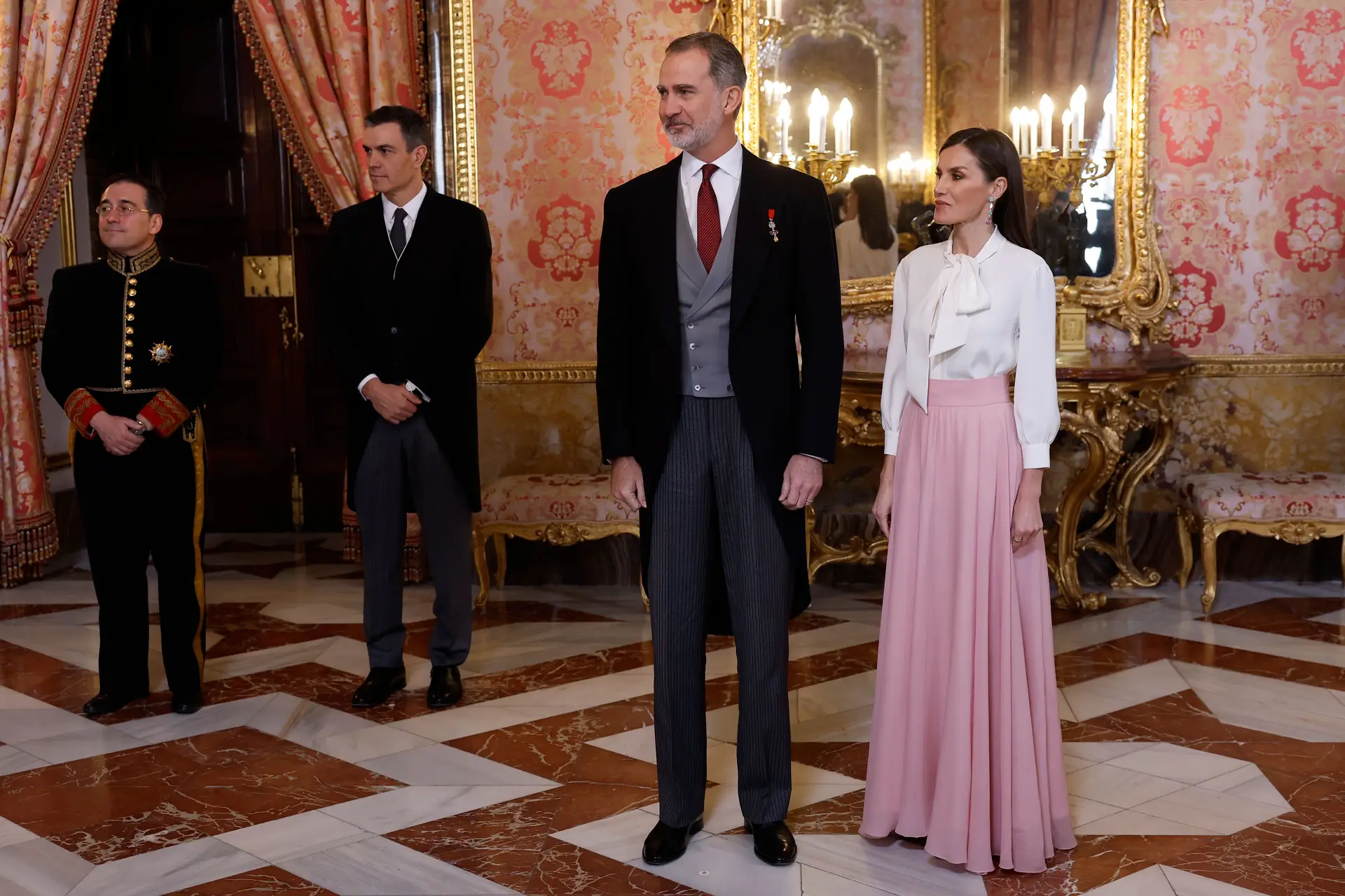 Embaixador do Irão dá aperto de mão a Felipe, mas evita Letizia