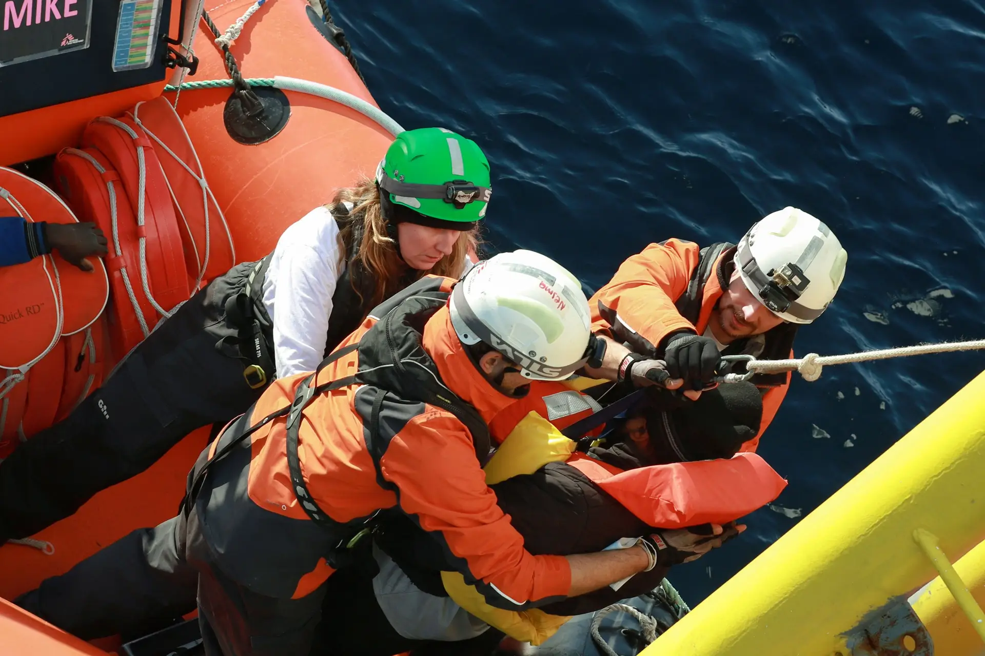 Resgate de migrantes no Mar Mediterrâneo.
