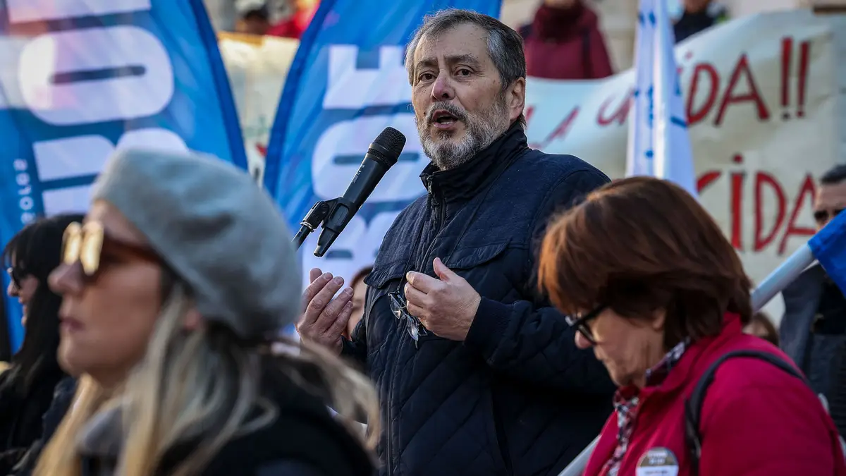 O secretário-geral da FENPROF, Mário Nogueira, intervém durante manifestação de professores.