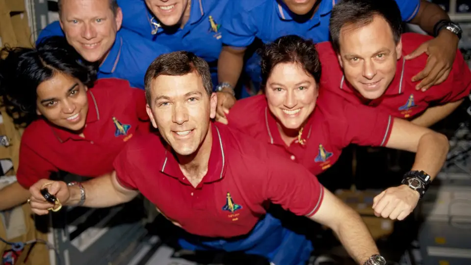 Foto que estava num rolo de filme recuperado dos destroços da nave. Mostra os sete membros STS-107 a bordo do vaivém espacial Columbia que morreram a 1 de fevereiro de 2003. A partir da esquerda, em baixo, com camisas vermelhas para indicar a cor de seu turno, estão Kalpana Chawla, comandante, Rick D. Husband, comandante de missão Laurel B. Clark e Ilan Ramon, especialista em carga útil.Na fila superior estão o especialista em missões David M. Brown, piloto William C. McCool e o comandante de carga Michael P. Anderson.