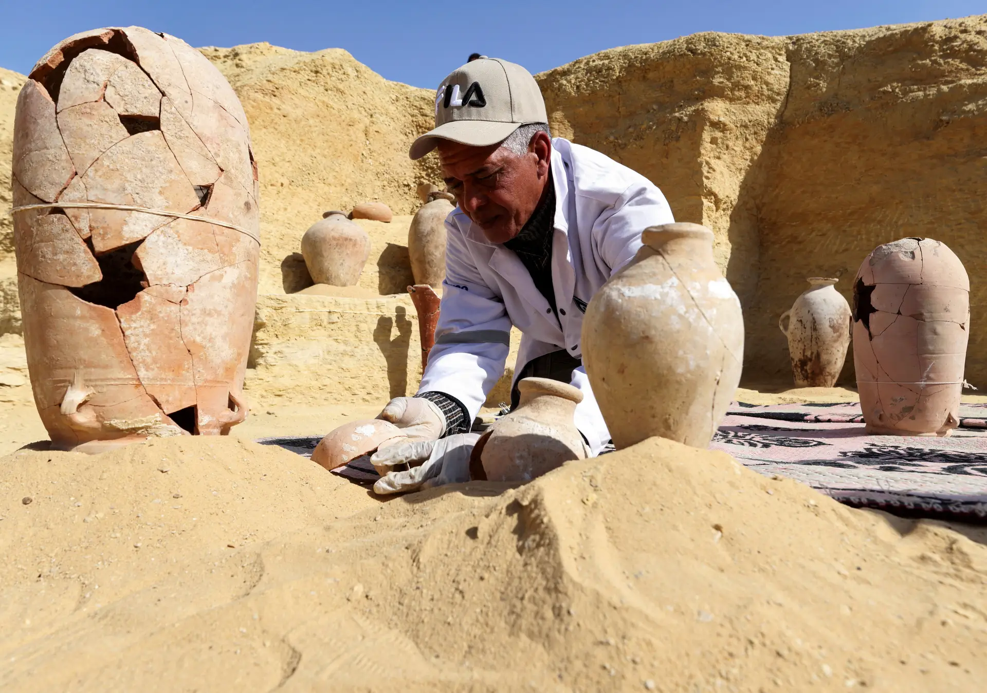 Múmia egípcia com 4300 anos estava envolvida em folhas de ouro - SIC  Notícias