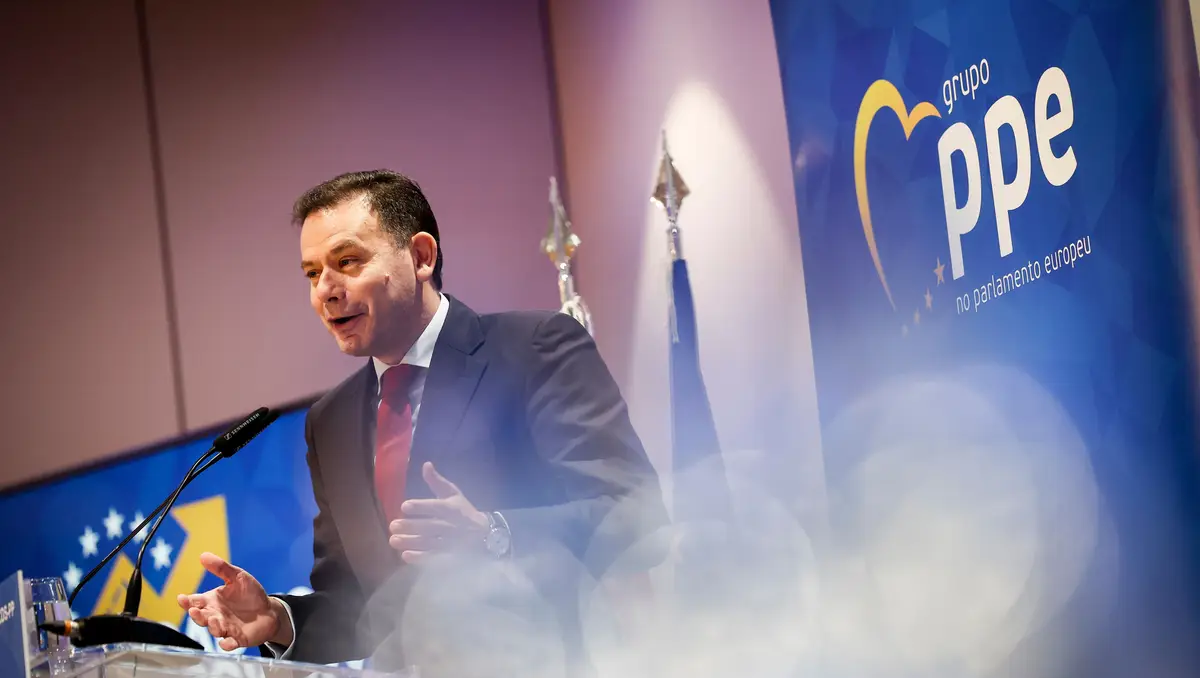 O presidente do Partido Social Democrata (PSD), Luís Montenegro, usa da palavra durante o encerramento da sessão “Road to Recovery”, do Grupo PPE no Parlamento Europeu, num hotel em Lisboa