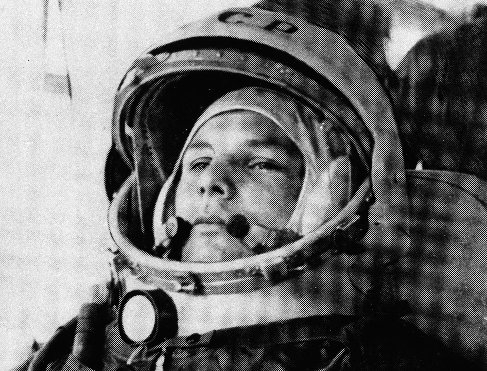 O russo Yuri Gagarin nasceu em 1934 (morreu em 1968), e ficou para a história como o primeiro homem a viajar para o espaço. A 12 de Abril de 1961, aos 27 anos, fez o primeiro voo bem sucedido de uma órbita à Terra.