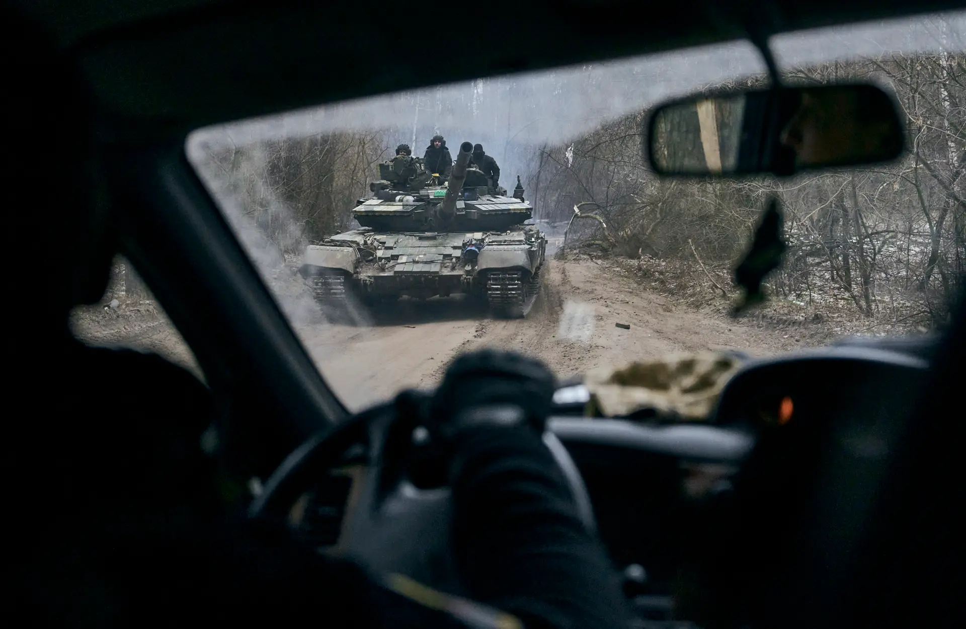 Tanque ucraniano com soldados no seu interior.