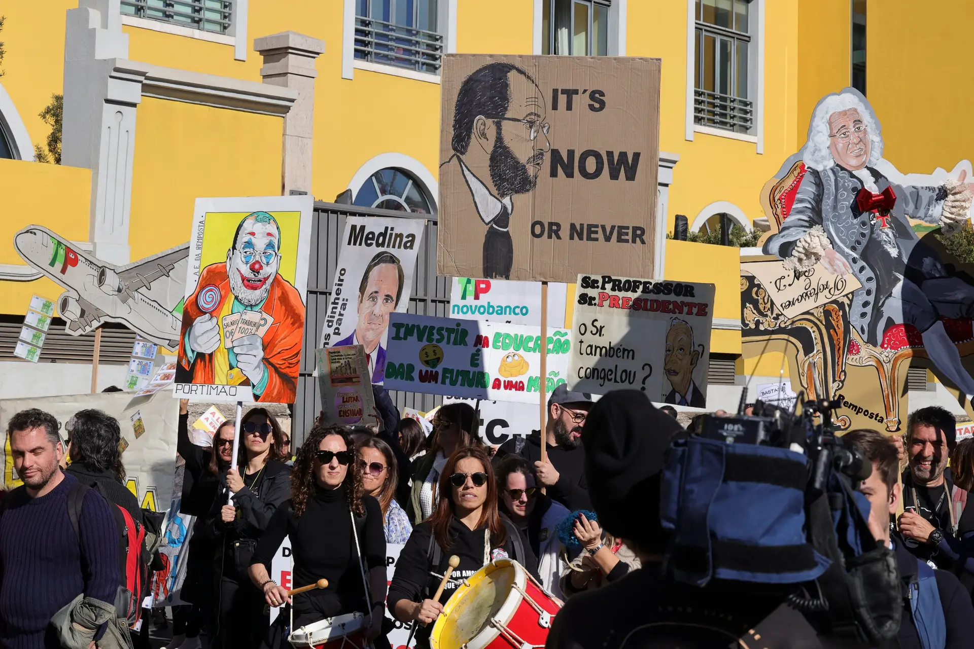 Notícia] Estudantes se manifestam contra a permanência do prof