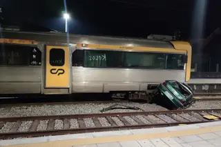 Abalroamento entre comboio e viatura ligeira em Valença
