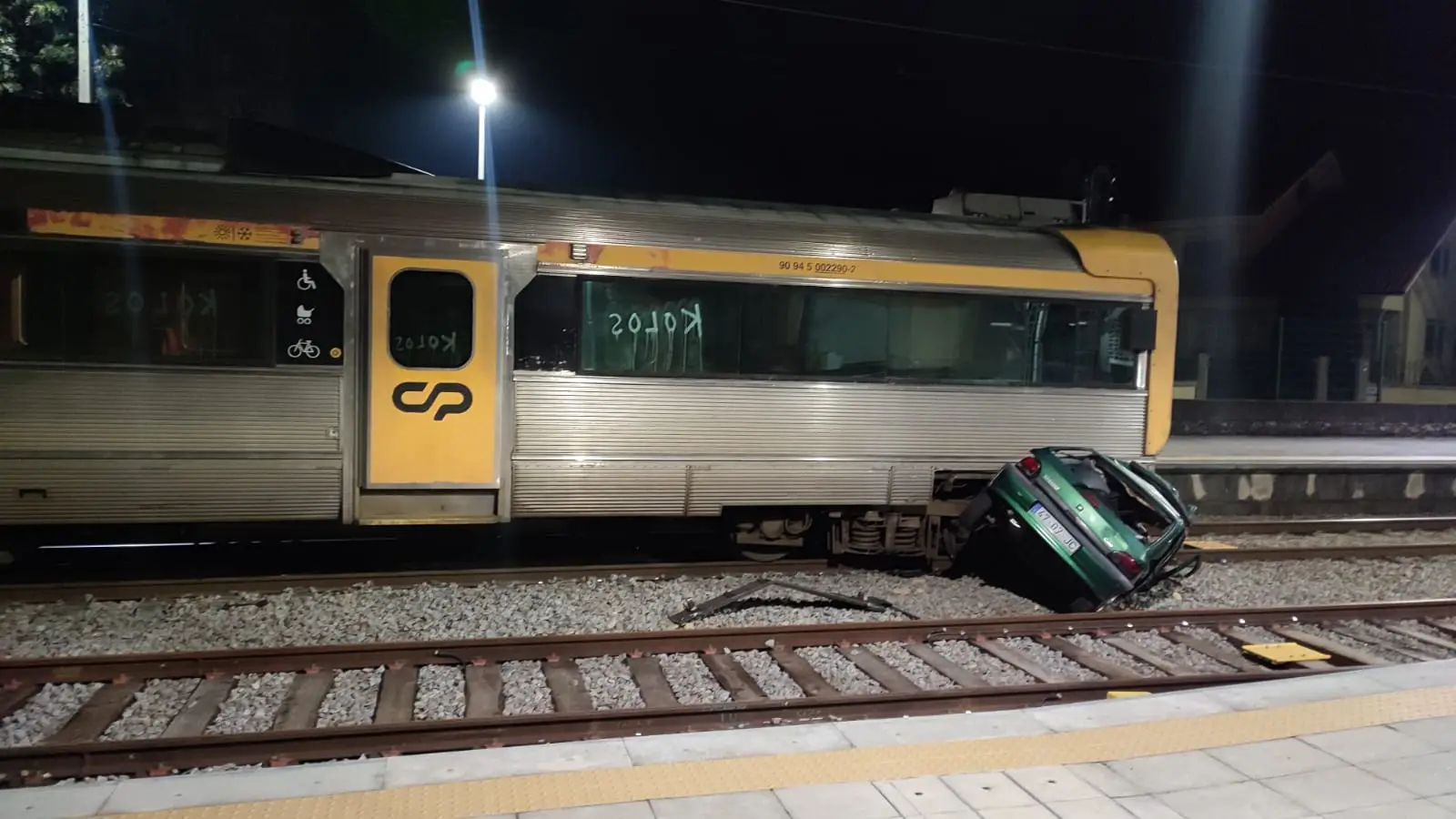 Abalroamento entre comboio e viatura ligeira em Valença