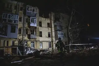 “Voei até à cozinha. Não sei como não morri”: míssil russo destrói prédio em Kharkiv
