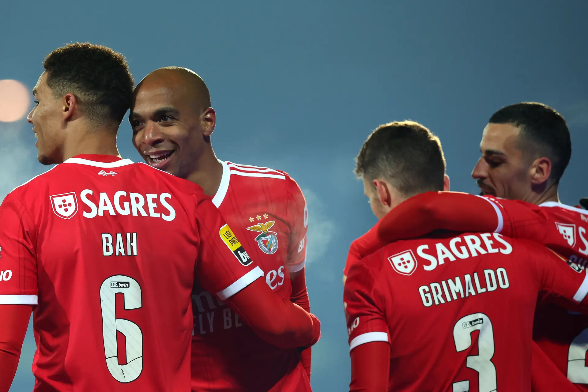 Benfica vence Arouca e reforça liderança do campeonato