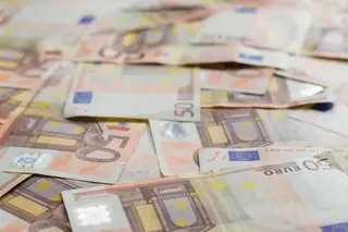 Acidente em autoestrada de Espanha faz "voar" notas de 50 euros