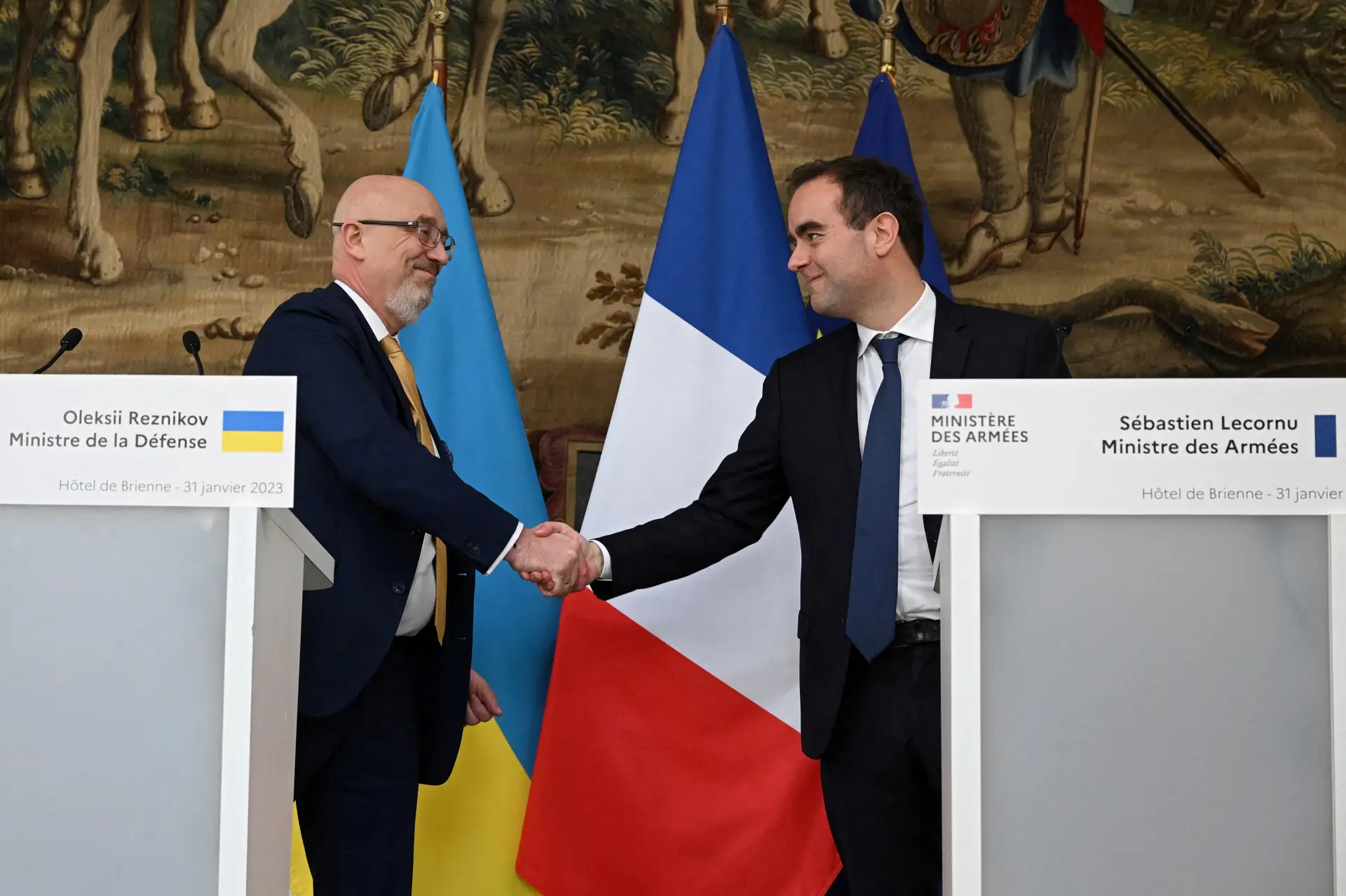 Ministros da Defesa ucraniana e francês (esquerda e direita, respetivamente).