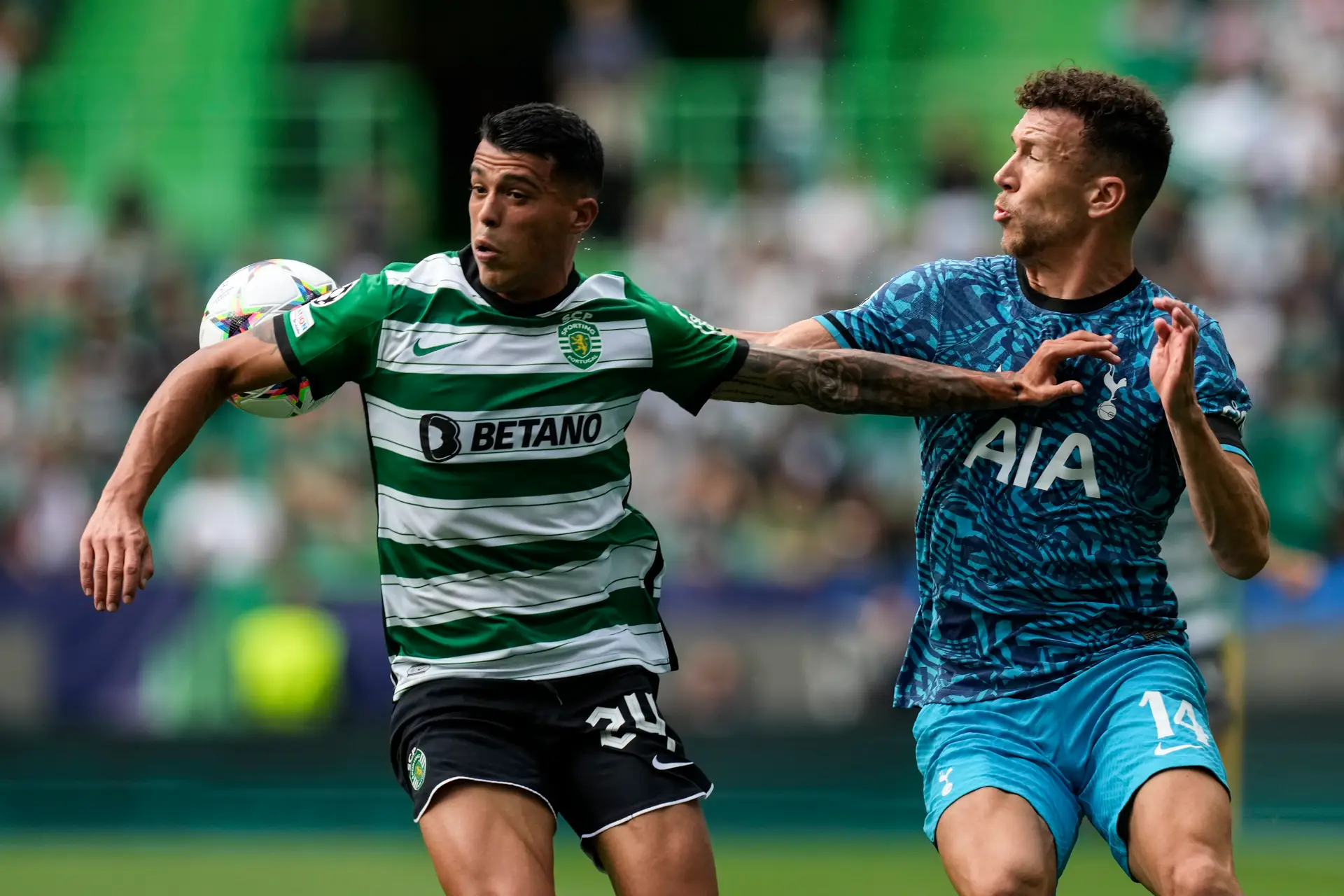 Vídeo. Antigo jogador do Sporting cai inanimado em jogo nos Países