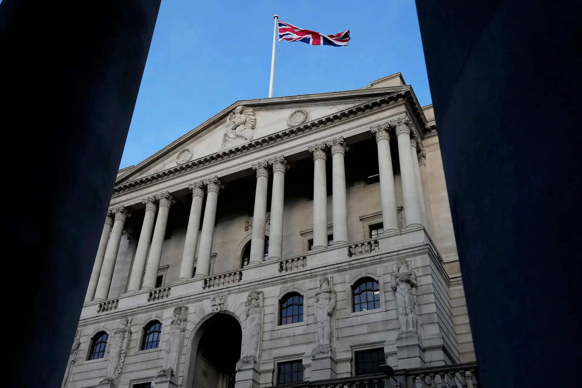 Banco de Inglaterra sobe taxas de juro para 4%