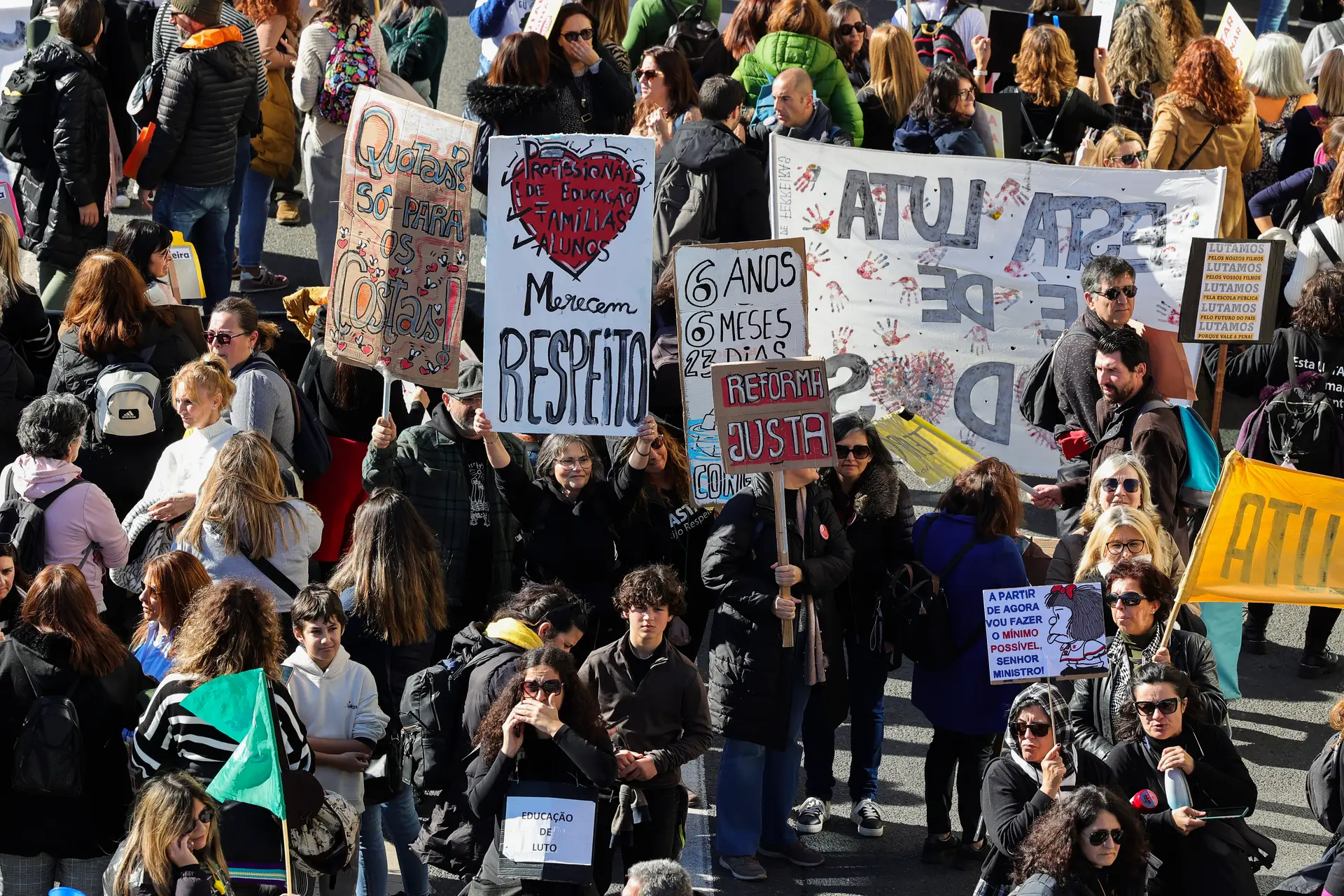 Centenas de professores manifestam-se em frente ao Ministério da Educação