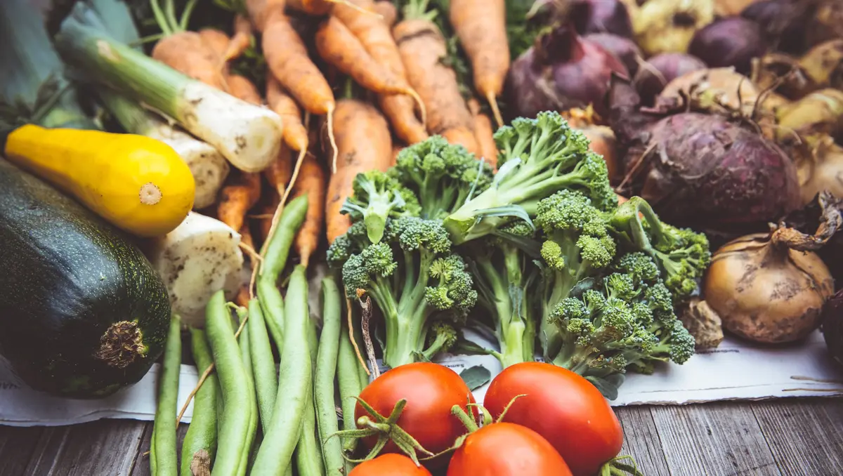 A dieta mediterrânica é composta por vegetais, frutas, leguminosas, cereais, sementes, frutos secos, entre outros.