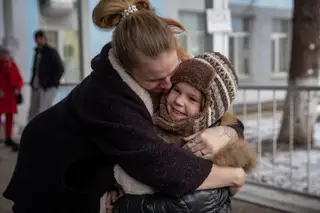 Ucrânia: o emotivo reencontro entre mãe e filha de 6 anos, retirada de Bakhmut