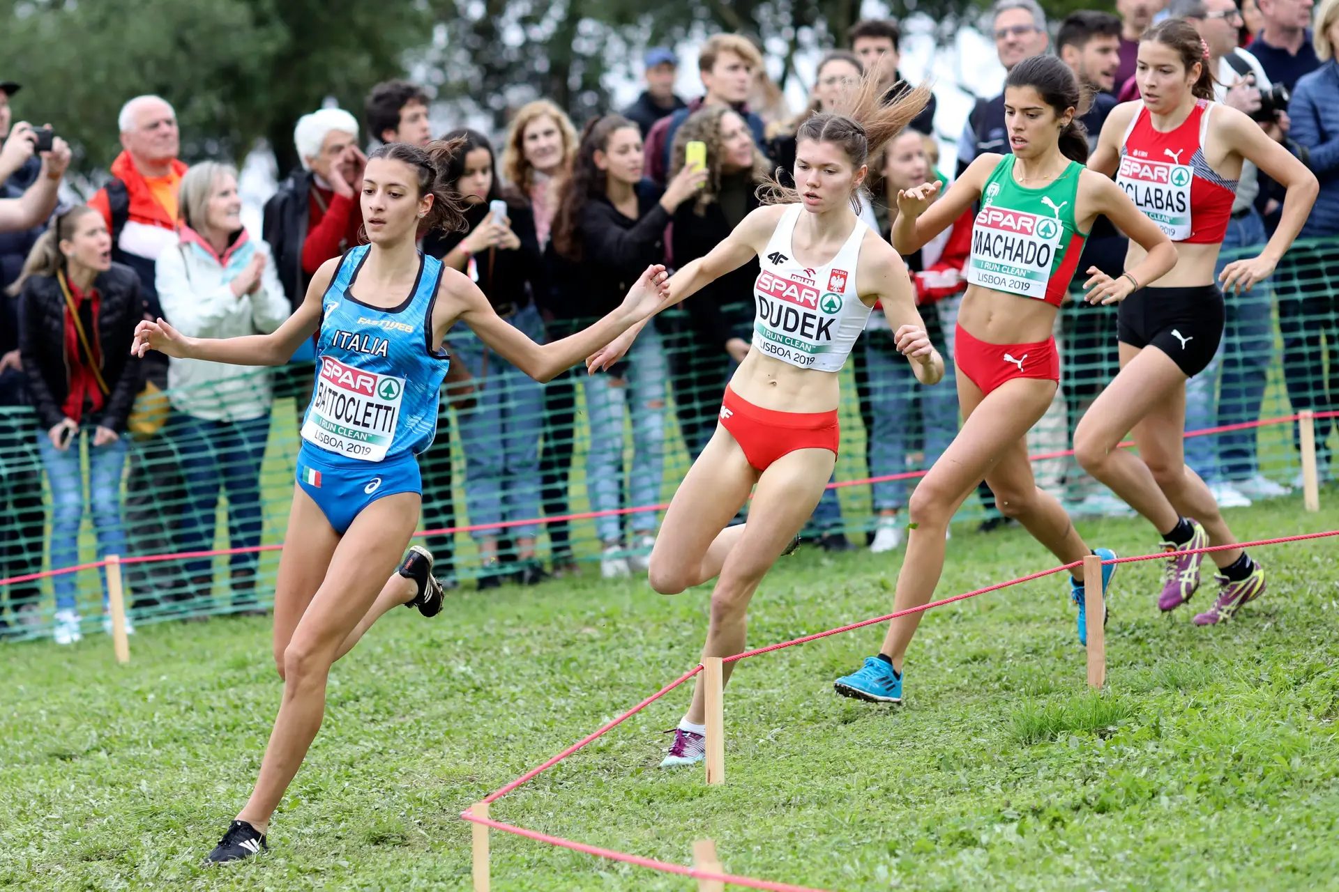 Mariana Machado, uma das boas fundistas europeias da atualidade, na foto a representar a seleção portuguesa na corrida feminina de sub-20 dos campeonatos da Europa de corta-mato, em 2019, no Parque da Bela Vista, em Lisboa.