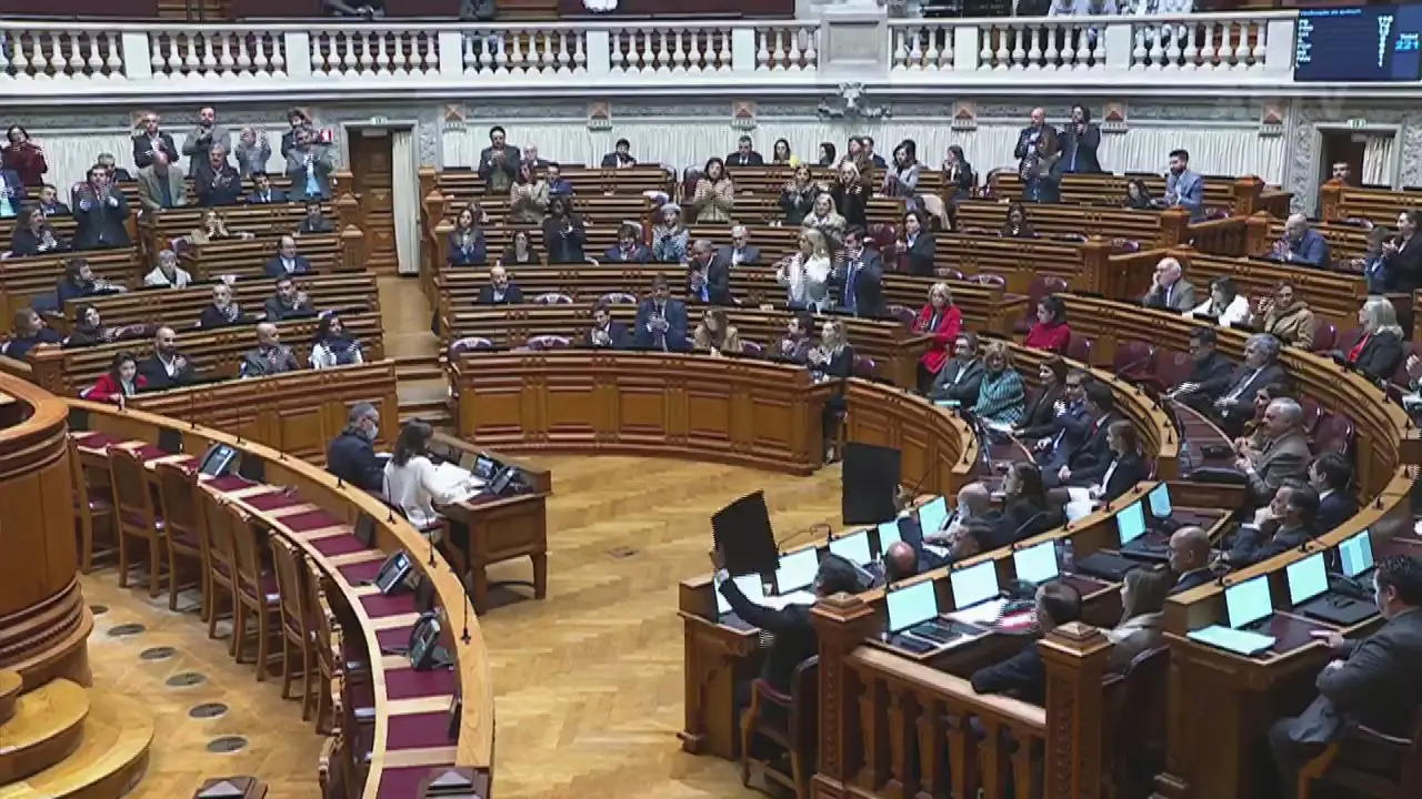 Parlamento chumba projetos para converter violação num crime público