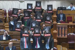 Momento de tensão no Parlamento: Chega ergue cartazes e é criticado por Santos Silva