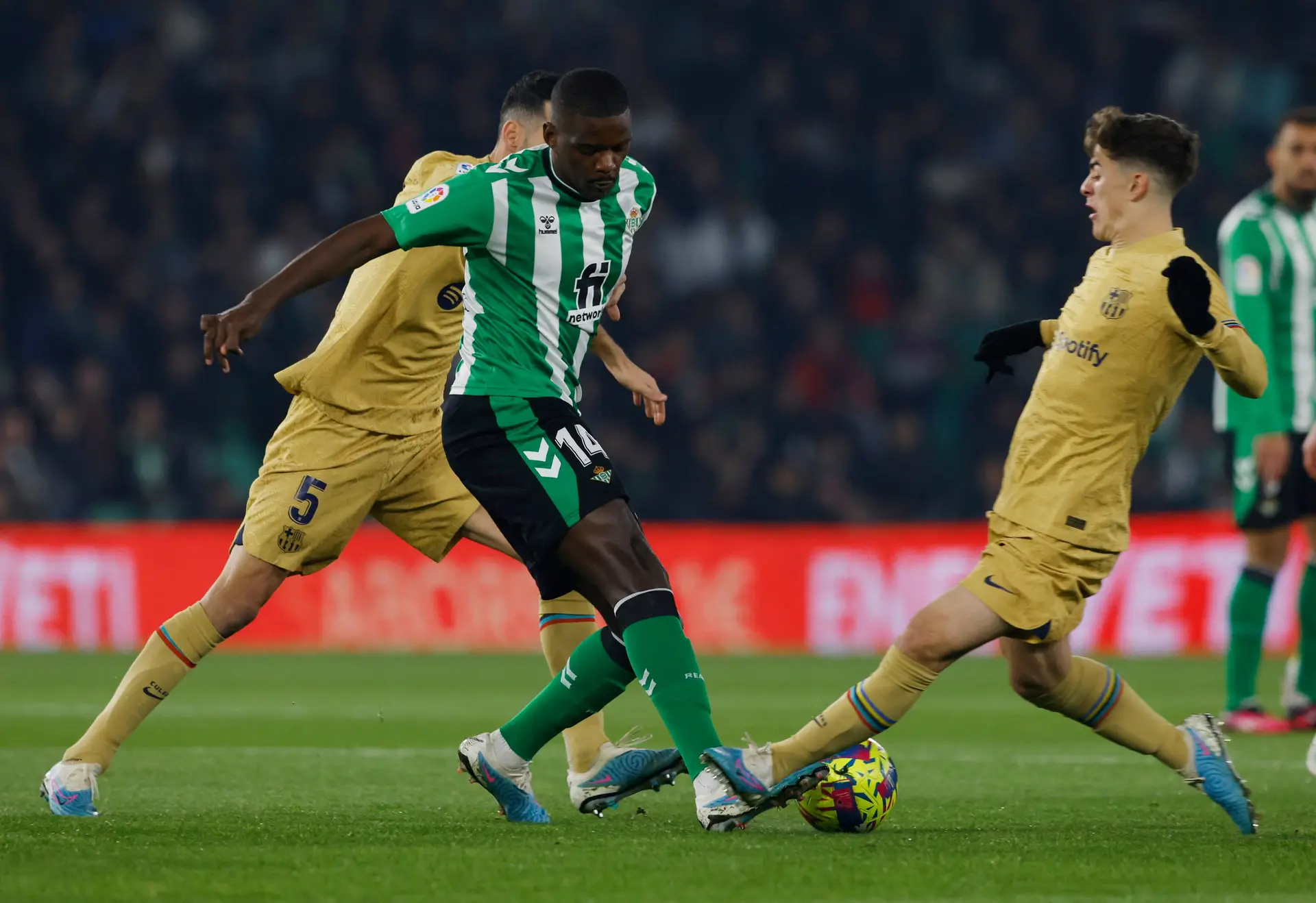 William Carvalho, do Real Betis, em ação com Gavi do FC Barcelona.