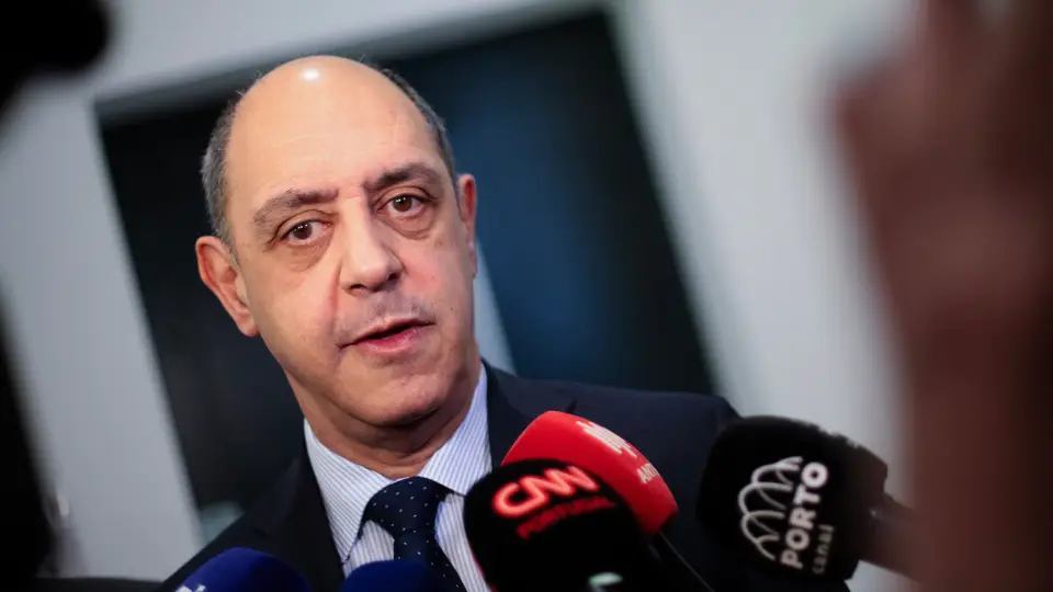O ministro da Saúde, Manuel Pizarro presta declarações aos jornalistas durante a cerimónia Dia Mundial do Cancro, realizada na sede da Liga Portuguesa Contra o Cancro, Porto