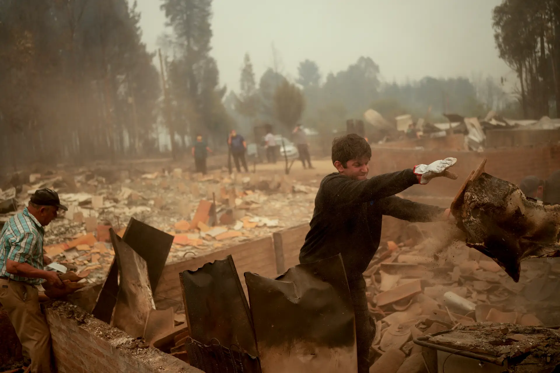 Chile enfrenta mais de 250 incêndios florestais: pelo menos 22 pessoas morreram