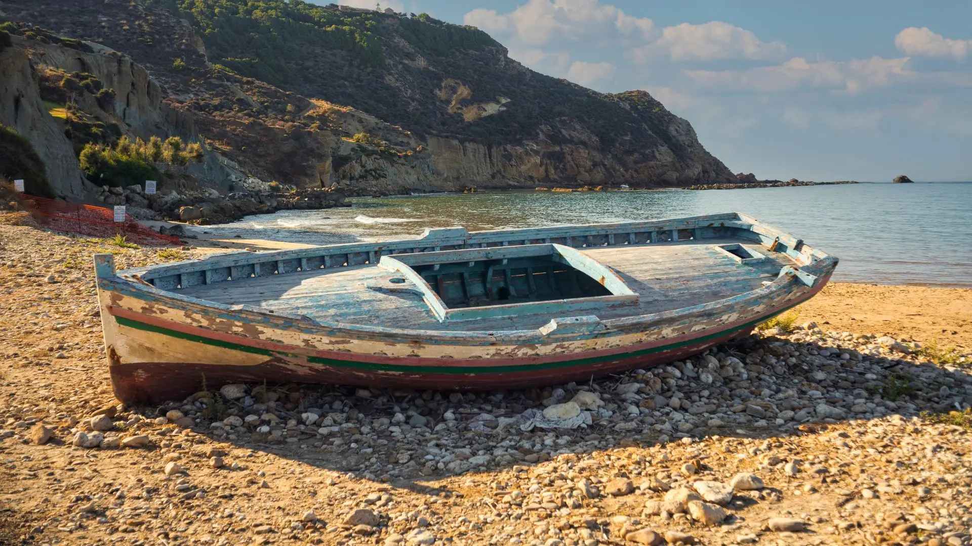 Barco com 58 migrantes resgatado em Lanzarote, duas pessoas encontradas mortas na Grécia