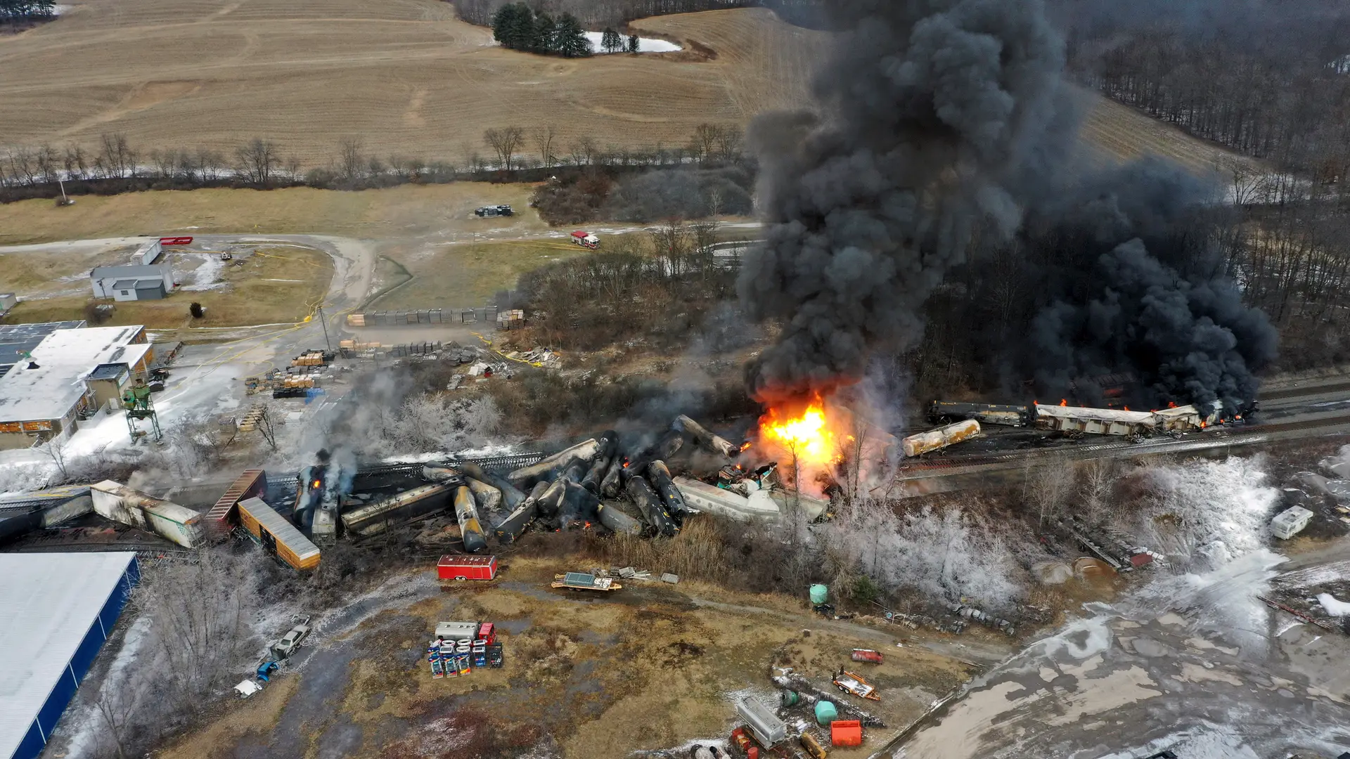 Comboio que transportava produto químico descarrila e provoca incêndio de grandes dimensões nos Estados Unidos
