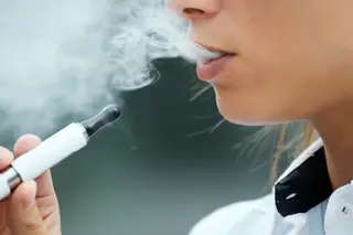 Cigarros eletrónicos vs tradicionais: os riscos do tabaco para a saúde oral