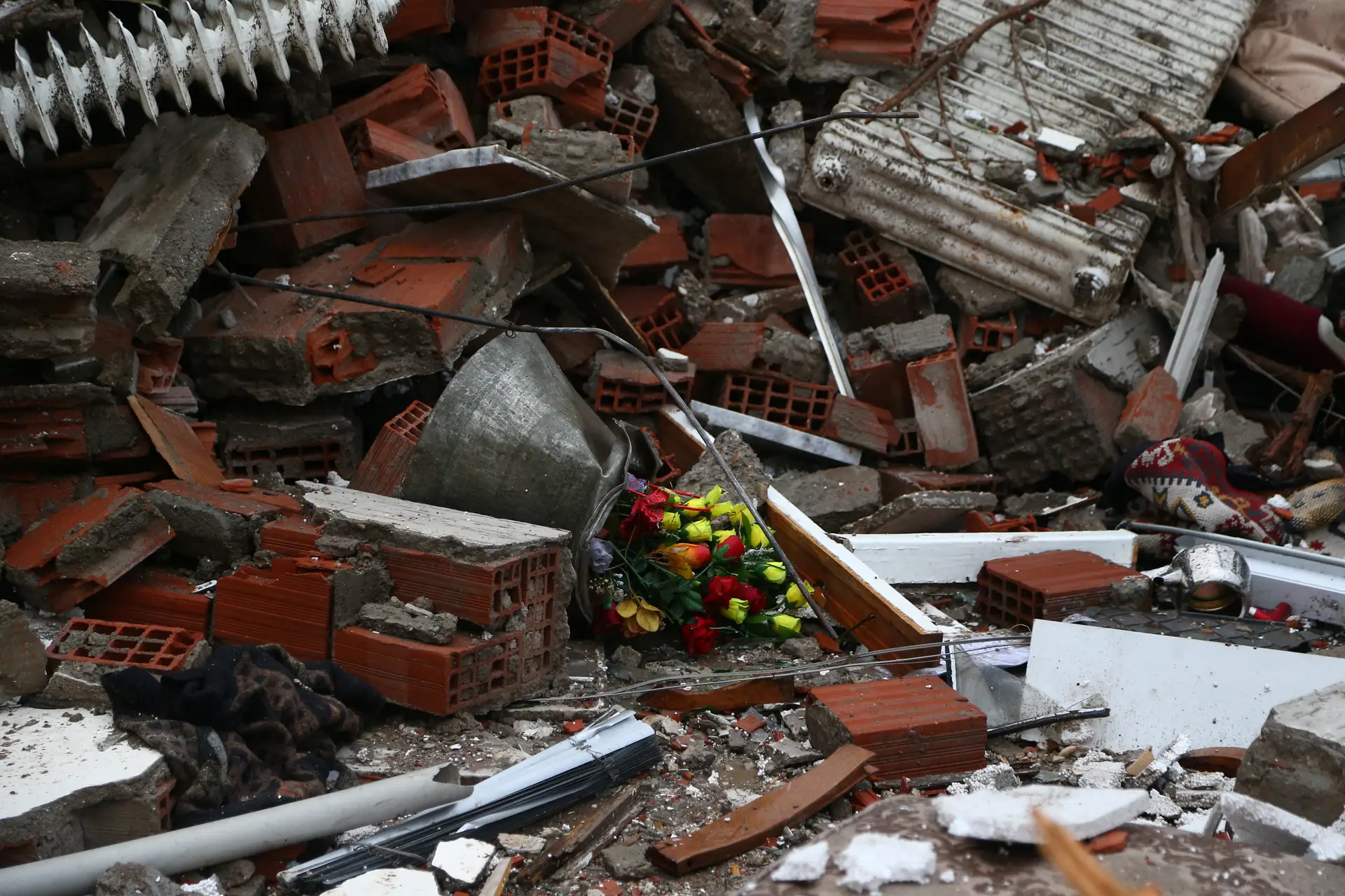 Escombros em Kahramanmaras do terramoto na Turquia