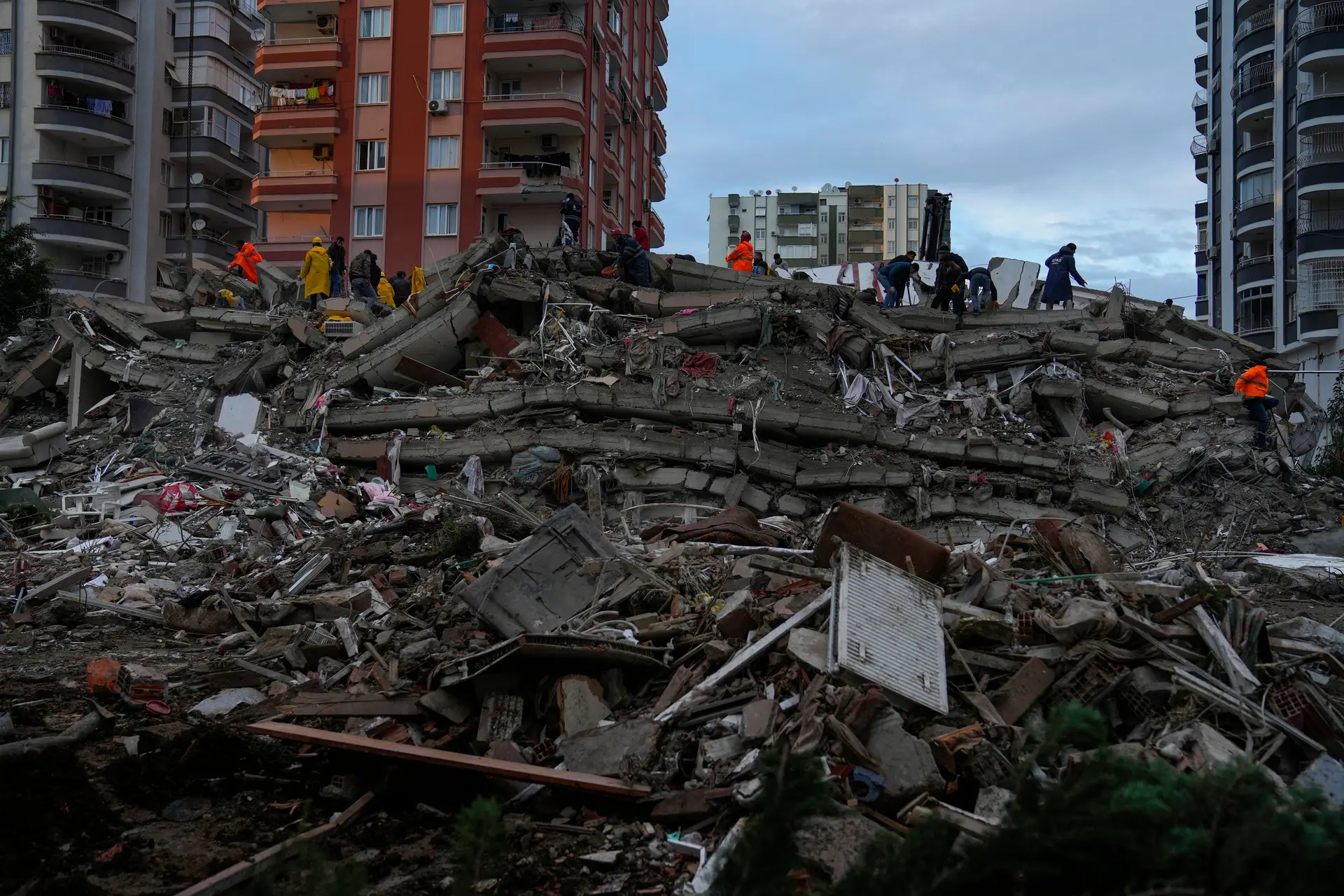 Sismo: Putin combina ajuda russa com Presidentes da Síria e Turquia