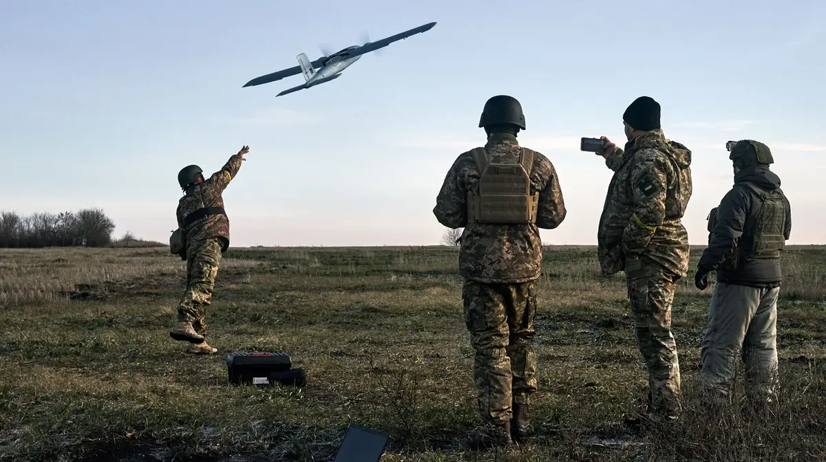 Soldados ucranianos lançam um drone em posições russas perto de Bakhmut, região de Donetsk, Ucrânia.