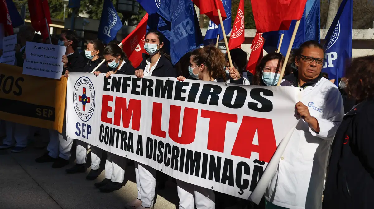 Em fevereiro, enfermeiros do Instituto Português de Oncologia (IPO) de Lisboa em greve gritam palavras de ordem durante um protesto convocado pelo Sindicato dos Enfermeiros Portugueses.