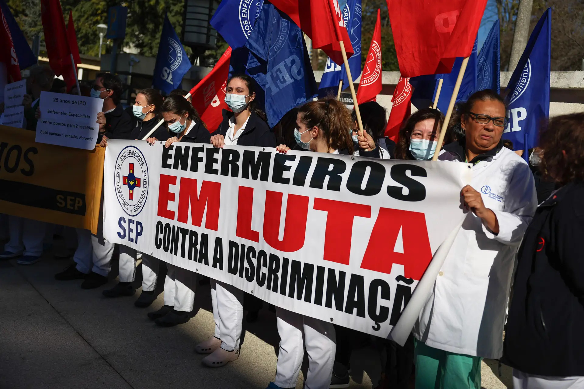 Em fevereiro, enfermeiros do Instituto Português de Oncologia (IPO) de Lisboa em greve gritam palavras de ordem durante um protesto convocado pelo Sindicato dos Enfermeiros Portugueses.
