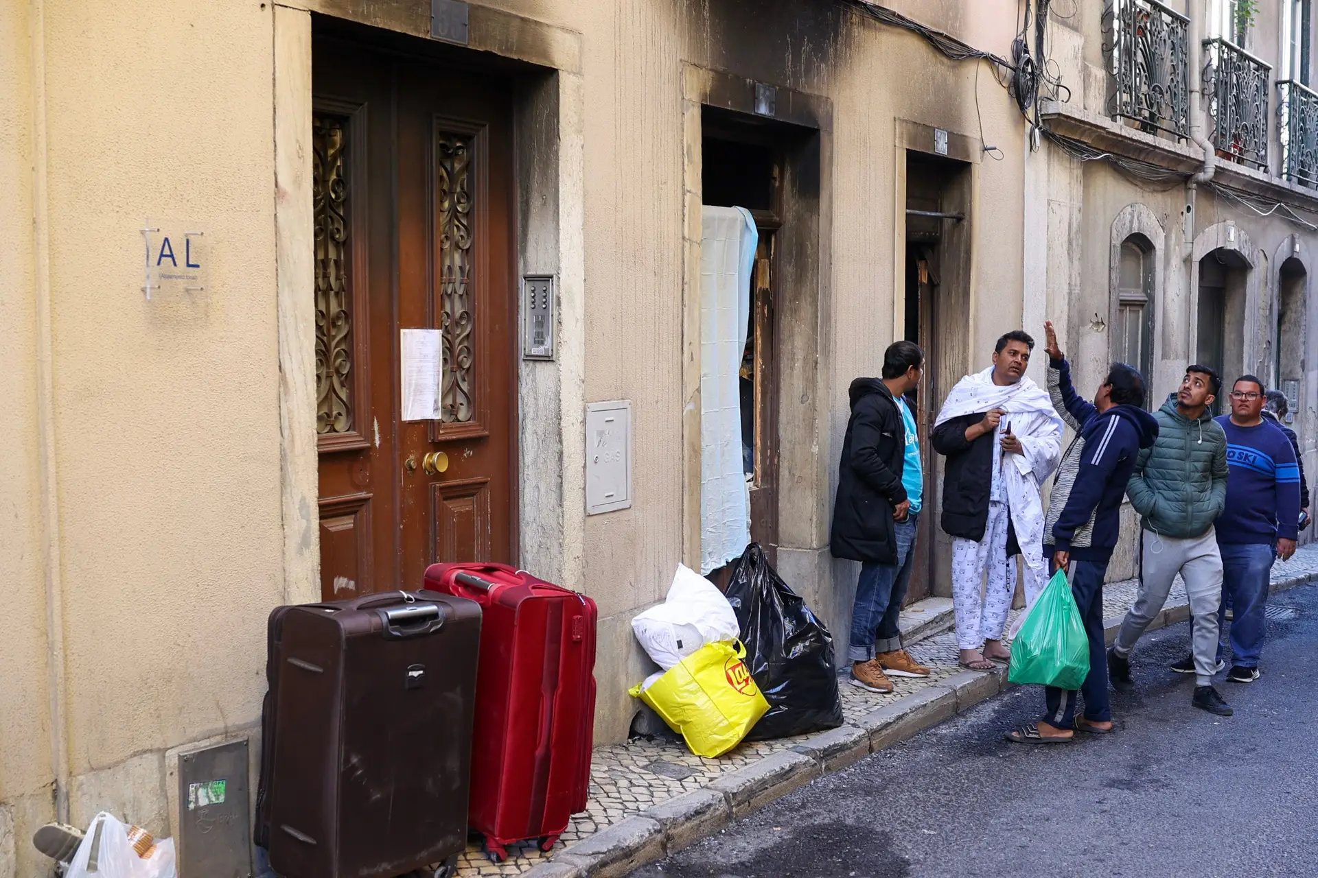 Um incêndio, no número 55 da Rua do Terreirinho, no bairro da Mouraria, provocou no passado sábado, dois mortos e 14 feridos.