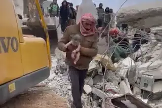 Sismo na Síria: o momento do resgate de um bebé acabado de nascer