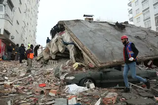Turquia acorda com forte sismo, um dos mais mortíferos deste século